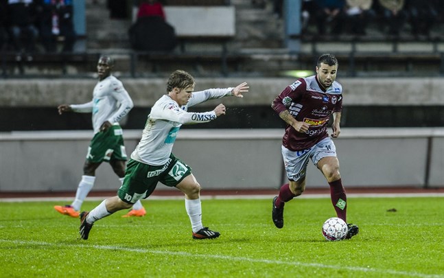 Här jagar Petteri Forsell Alexei Eremenko junior på Centralplan i Jakobstad 2015.