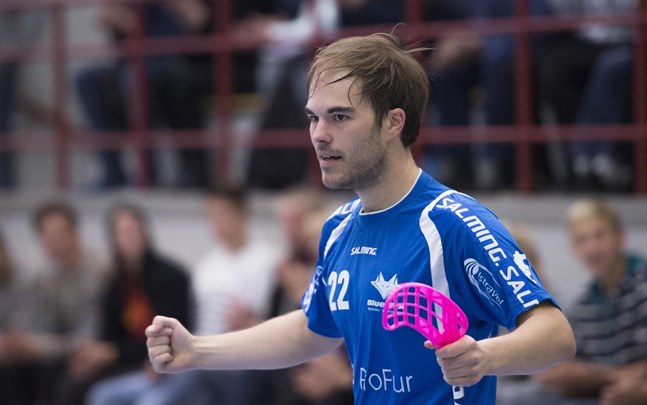 Robin Holländer – som numera axlar rollen som tränare i Blue Fox – får inte leda sina mannar i något derby den här veckan.