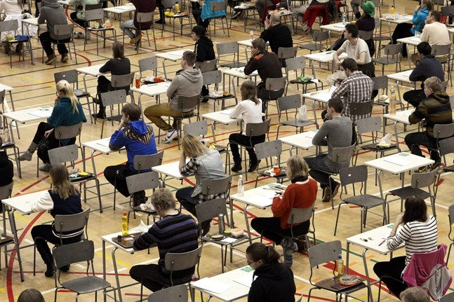 Trots digitalisering och radikalt förändrade testvillkor visar studierna i “Modersmålsprovet i brännpunkten” att många av skrivandets utmaningar är desamma, konstaterar Annette Kronholm-Cederberg.