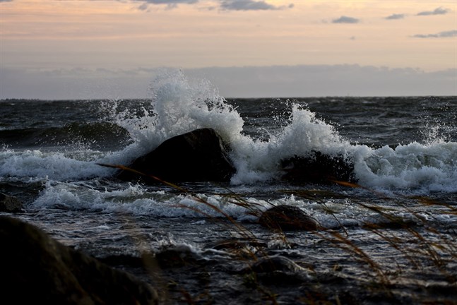 Vägen ner till havet vid "fortet" kunde enligt Forststyrelsen få aska som ytmaterial och då lämpar sig inte vägen för biltrafik. Jag blev så förvånad att jag inte ens fick sagt att mig veterligen har man inte fått lägga aska på vägar på många år, skriver Anders Myntti,