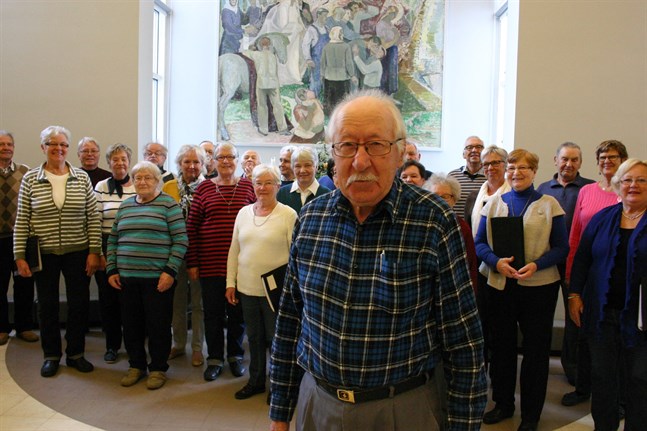 Körsången är John Storbackas stora intresse. Han leder ännu pensionärskören som han var med och grundade år 2005. Bilden är från en övning år 2015.