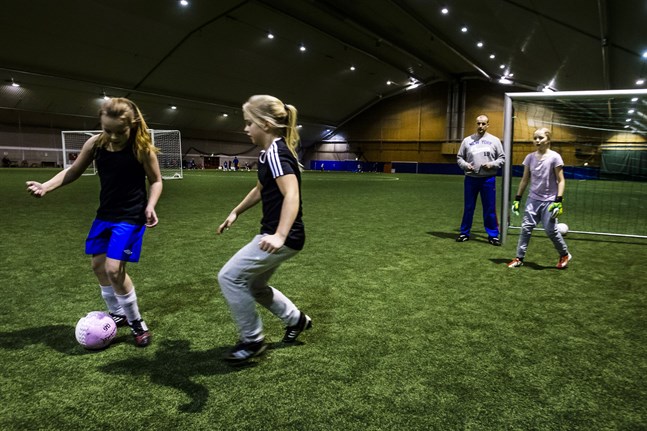 De inbokade träningarna i Tellushallen ställs in för fredagskvällen och lördagsförmiddagen på grund av snöröjning på taket.