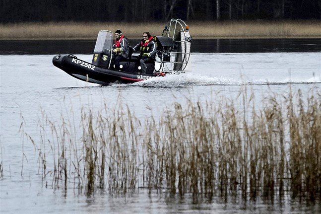 En hydrokopter tar sig fram där varken snöskotrar eller båtar klarar av att ta sig fram och används av räddningsverket och sjöbevakarna.