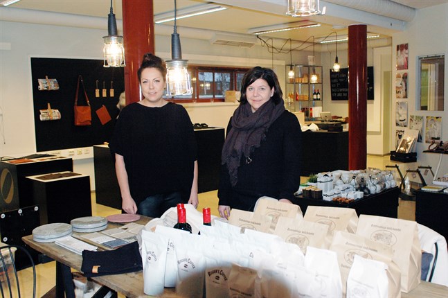 Eeva-Maria Santaa-Rannankari t.v. och Anne-Mari Sundqvist har öppnat butik och café i före detta fiskhallen.