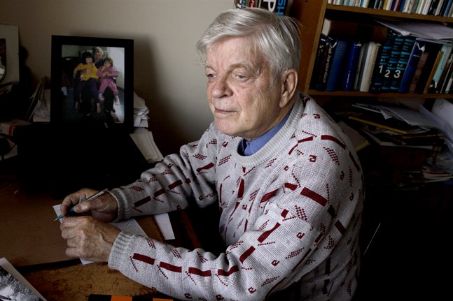 Lyrikern Kurt Högnäs (1931–2021) föddes i Monäs och avled i Kristinestad.