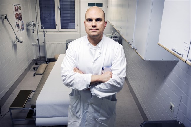 Neurologen Jukka Saarinen ser förenklad rekrytering av personal som den största nyttan med omfattande jour.
