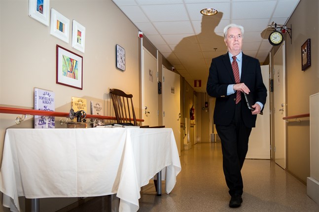 Hans Björknäs är pensionerad specialist i inremedicin men jobbar fortfarande inom äldrevården.