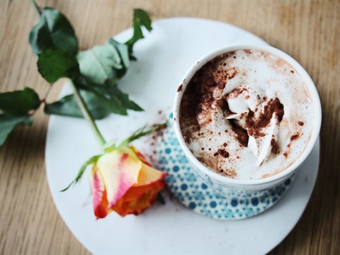 varm choklad med mandelmjölk varm choklad med mandelmjölk