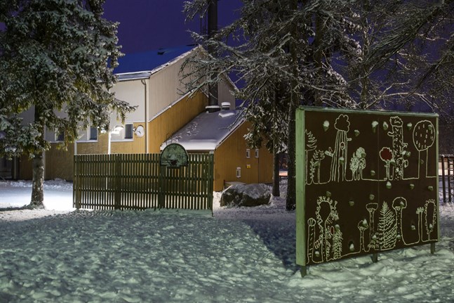 Vestersundsby skola inhyser numera förskolan och årskurserna 1–2.