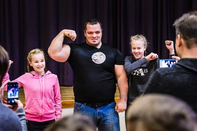 Wilma Skuthälla och Ida Emmes tillsammans med Fredrik Smulter som besökte Centralskolan i Kronoby och berättade om sig själv, vilka val som påverkat hans liv och varför det är viktigt att läsa.