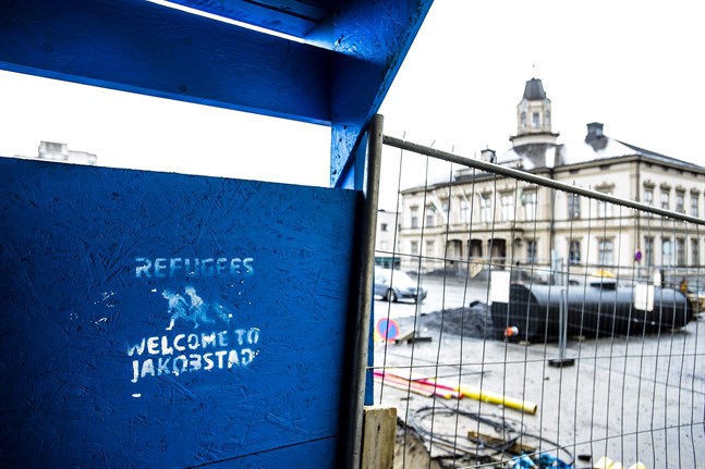 Jakobstadsregionen har en lång erfarenhet av att ta emot kvotflyktingar. Det är avgörande för flyktingarnas integration och välmående att de får sina personbeteckningar inom några dagar.