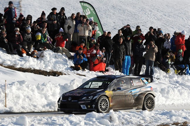 Sebastien Ogier rattar sin Volkswagen Polo i Monte Carlo-rallyts tredje etapp mellan Saint-Leger-les-Melezes och La Batie Neuve.