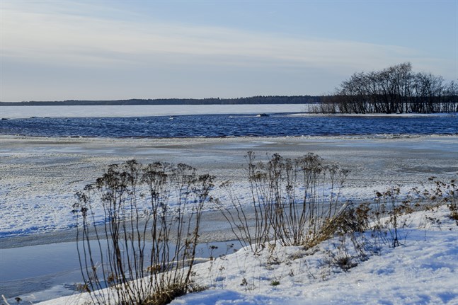 Ska användningsändamålet vara båthus och inte fritidsbebyggelse måste Nykarleby stad ändra på detaljplanen, påpekar Ronny Haglund. Bilden är från ett vintrigt Andra sjön.