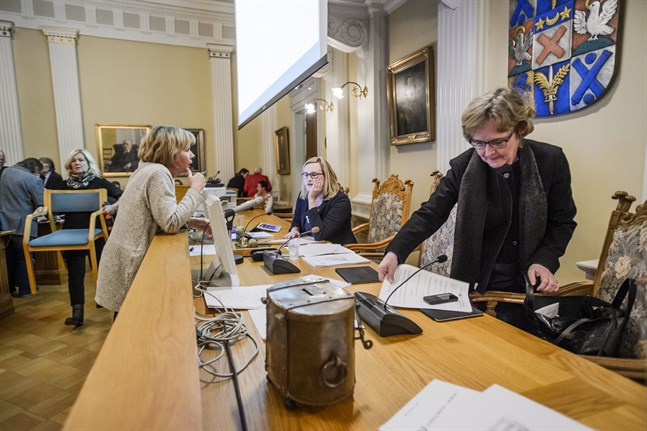 Milla Kallioinen, mitt i bild, kommer att se till att staden agerar i enlighet med domen. Det sker på nästa möte med stadsstyrelsen. På bilden syns även Anna-Maja Henriksson och Anne Ekstrand.
