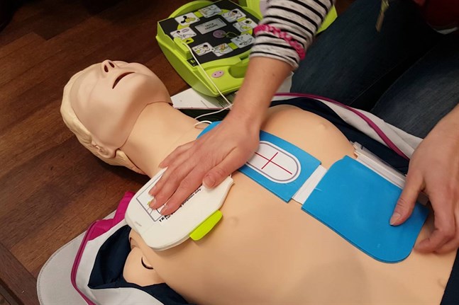 En defibrillator, eller hjärtstartare, läser av hjärtrytmen och kan ge elchocker för att starta om hjärtat om det stannat. Defibrillatorn ger användaren information steg för steg.