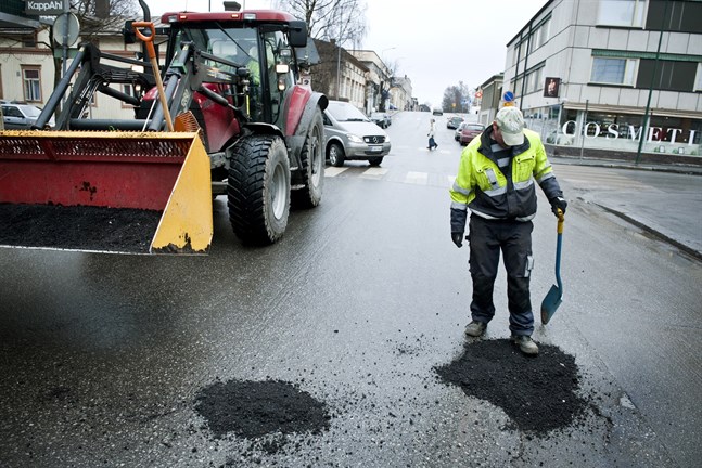 Gatuunderhåll på Rådhusgatan i Jakobstad. Arkivfoto.