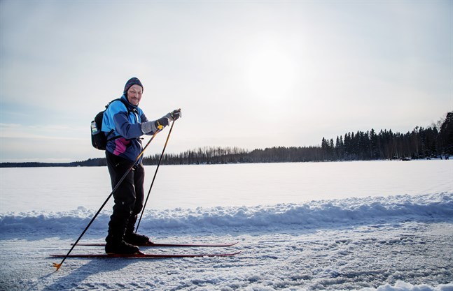 Gör som Timo Salmi – åk skidor! Här är han vid Molnträsket.