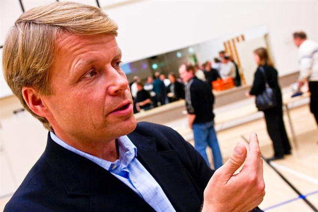 Pertti Fallenius, vd för Saga Furs. säger att bolaget håller auktionen i Vanda som planerat den 1 april, men endast registrerade mäklare gör sig ärende i auktionshuset.