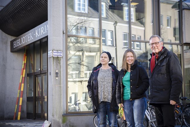 Lisen Sundqvist, Marja-Leena Pitkäaho och Richard Sjölund utanför Stadsbiblioteket i Jakobstad, där projektkoordinatorn för Kulturell mångfald arbetar.