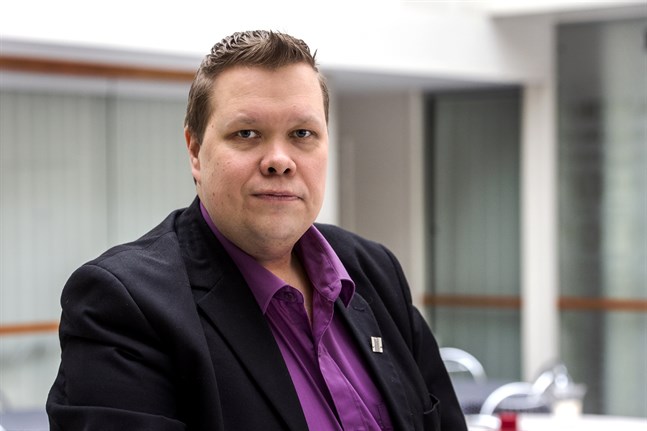 Sauli Isokoski ser med oro på hur verksamhetsstödet till de två lokalteatrarna i Jakobstad har minskat under de senaste åren.