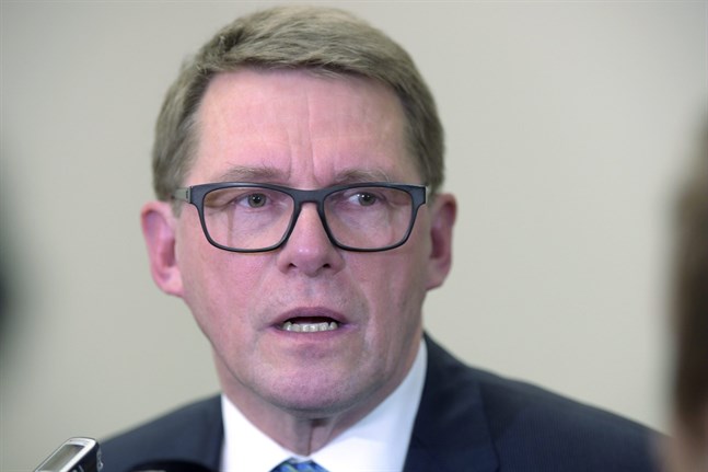 Matti Vanhanen (C).