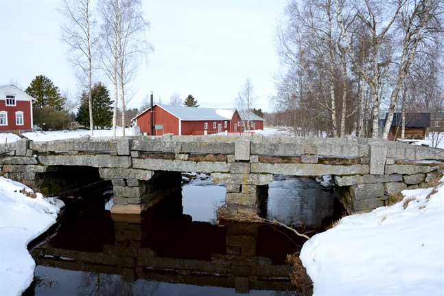 I Harrström ligger husen tillräckligt tätt för att orten ska klassas som tätort – en av de minsta i Österbotten.