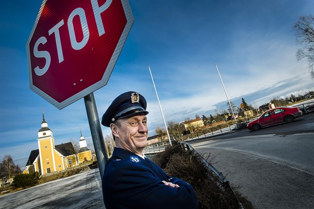 Jorma Malinen, pensionerad polis, har tagit på sig uppgiften att hitta kandidater för Sannfinländarna i Nykarleby. Han kandiderar också själv för Sannfinländarna, som blir hans tredje parti.