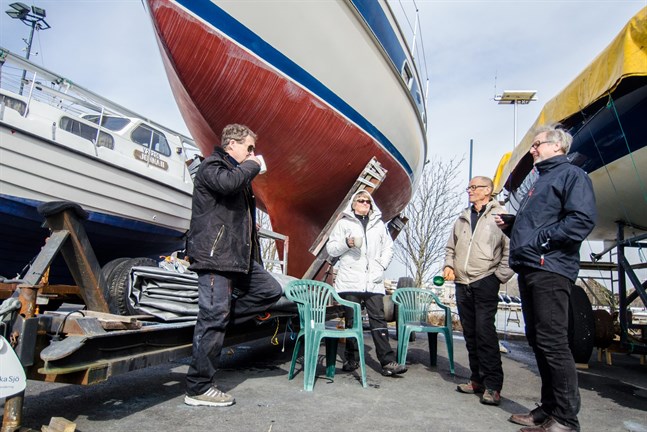Guy Björklund från SSJ (längst till höger), hoppas att Kvarken Race blir av i augusti. Här tillsammans med Stefan Björkman, Catrine Björkman och Christer Backlund.