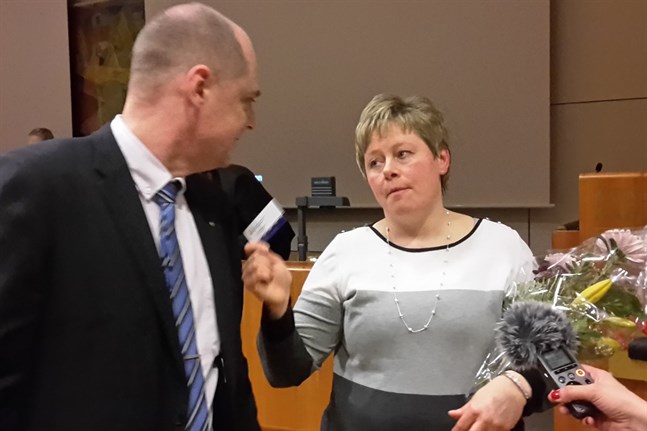 Stina Mattila gratuleras av utvecklingsdirektör Jonne Sandberg, som även han sökte tjänsten.