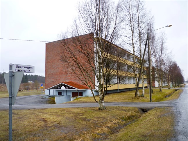 Fastighetsbolaget Kronoby Bostäder planerar att småningom riva ett av Båskgrändhusen, det som ligger närmast järnvägsstationen.