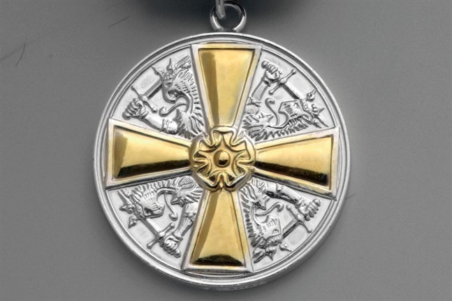 Medalj av I klass med guldkors av Finlands vita ros orden.