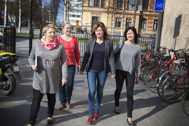Åsa Löf, Katri Hansell, Michaela Pörn och Heli Koskinen har gett ut en handbok i klasstandem. Givetvis är den tvåspråkig.