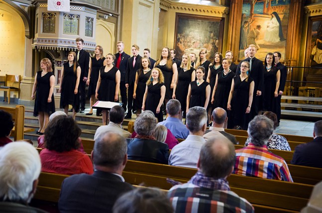 Restriktionerna som införts på grund av coronaepidemin gör att Vasa kyrkliga samfälligheter tvingas samarbetsförhandla. I första hand vill man inte permittera utan ska försöka hitta jobb inom samfälligheterna där arbetsbördan har ökat. På bilden uppträder kören Grex Musicus i Trefaldighetskyrkan på körfestivalen 2016.