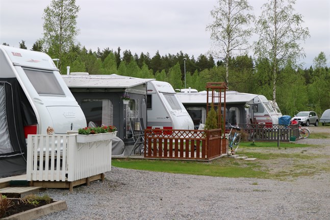 Hemtrevliga husvagnar och -bilar står parkerade vid Sexsjö året om. På sommaren är området som mest aktivt.