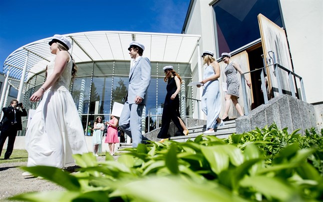 Studentskrivningarna kickar igång i mitten av mars. Abiturienterna bör hålla sig hemma under läsledigheten innan skrivningarna för att minimera smittorisken.