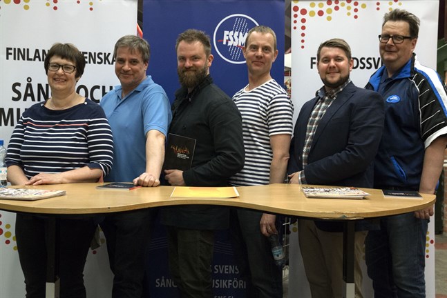 En del av kärngänget bakom festen. Från vänster i bild AnneBjörklund, John Storgårds, Tomas Djupsjöbacka, Mikael Fröjdö, Nicke Kavilo och Mikael Björklund.
