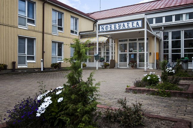 Första coronafallet har konstaterats i Vörå samgymnasium. Skolan har beredskap att övergå till distansundervisning på onsdagen.