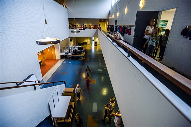 Skolbarnen lämnar nu Optipark för den nybyggda skolan. Den gamla skolfastigheten är till salu.