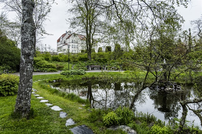 Alla som vill kan delta i evenemanget Bildkonstens dag på lördag och måla i Skolträdgårdens lummiga miljö.