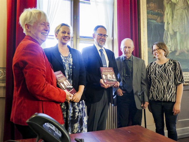 I samband med att Vasa hovrätt firar 240 år utkommer boken ”Juridik på svenska i Finland” ut. Från vänster författarna Marianne Nordman, Lieselott Nordman, Hans Landqvist, Christer Laurén och Maria Kvist.