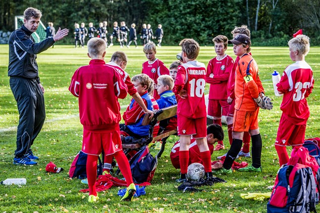Eremenko cup avgörs i helgen. Här leder Niklas Käcko Jaros lag för de 2003-födda.