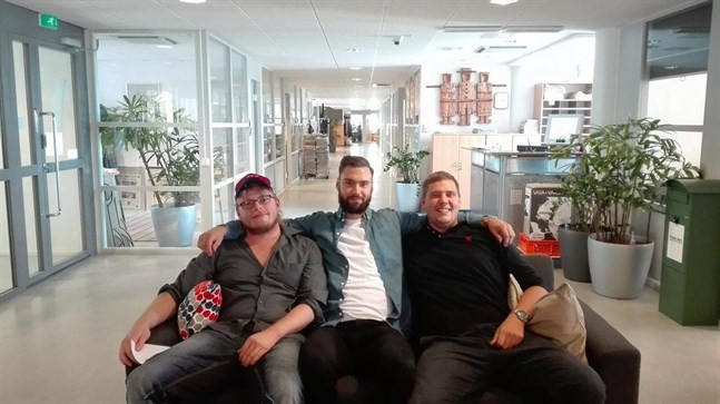 Två poddare och ett fotbollsproffs. Jona Nyström, Tim Sparv och Gustaf Westerholm hade det mysigt i poddstudion.