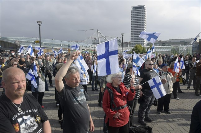 Bara 52 procent av de väljare som svarat på VBL/ÖT:s kandidattest tycker att Finland behöver mer arbetskraftsinvandring. Bilden är från en demonstration mot invandring i Nordsjö i Helsingfors den 10 september.