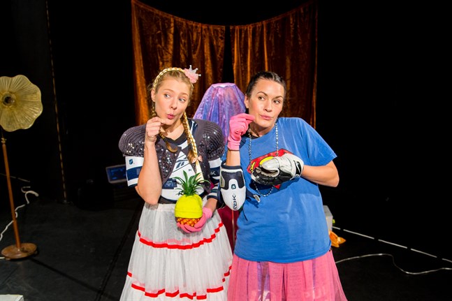 Unga scenkompaniets nya föreställning "Love" inbjuder bland annat in till att fundera över varför fantasi är något som måste begränsas. I rollerna ses Alexandra Häggman (till vänster) och Annika Åman.