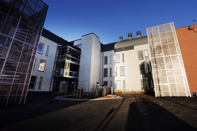 Vasa stad rekommenderar att boende på enheter inom familjeservicen och det sociala arbetet träffar anhöriga utomhus.