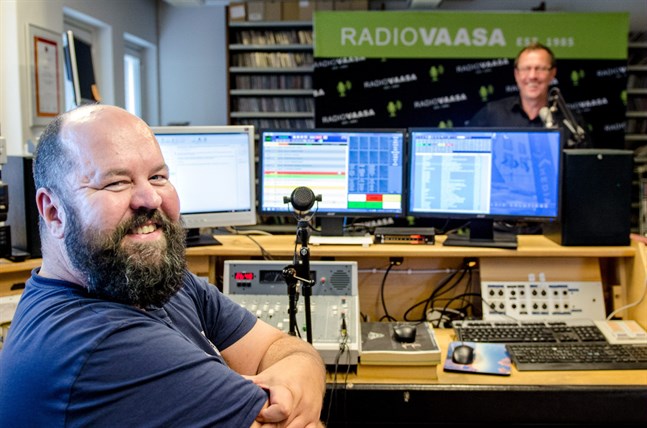 Anssi Marttinen är både programledare och vd för Radio Vasa.