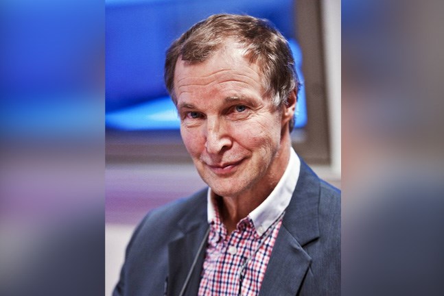 Raimo Hentelä (SDP) vill ha en utredning av vilka för- och nackdelar olika alternativ för Idrottsparken har.