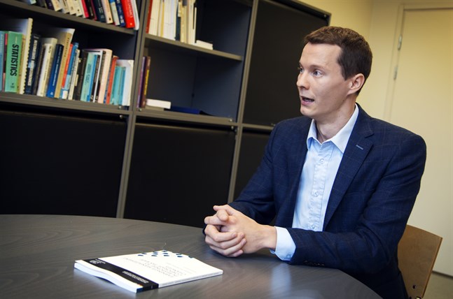 Dennis Sundvik, från Västerhankmo, berättar om sin avhandling på sitt kontor i Hanken i Vasa.