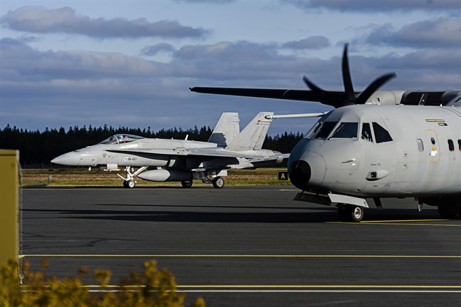 Flertalet av flygvapnets Hornet-jaktplan kommer delta i övningen Ruska 21. Flygvapnets Hornet vid Kronoby flygfält 2016.