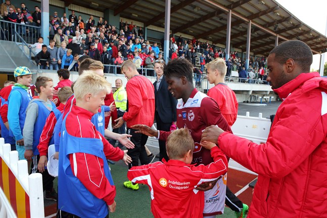 Jamar Dixon (till höger) och Serge Atakayi tackar bollpojkarna efter 2–1-segern mot VPS 2015. Serge Atakayi skadade sig i slutet av den första halvleken i lördagens match mot Jaro.